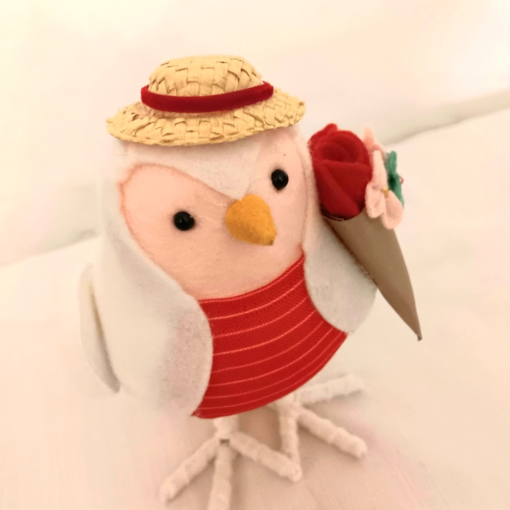 Spritz Target 2023 Jet Valentine collectible felt bird w hat and roses.